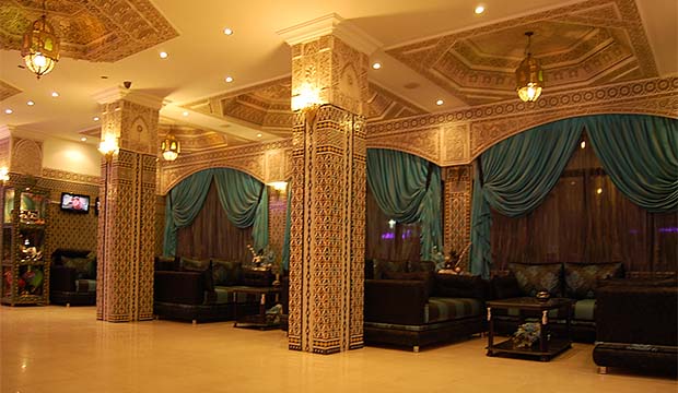 Recepción del hotel Mounia en Fez