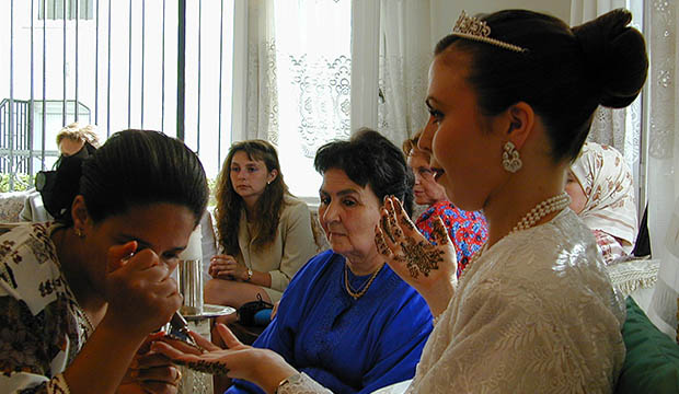 pintando henna antes de contraer boda árabe