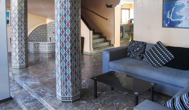 Entrada del Hotel Zelis en Asilah