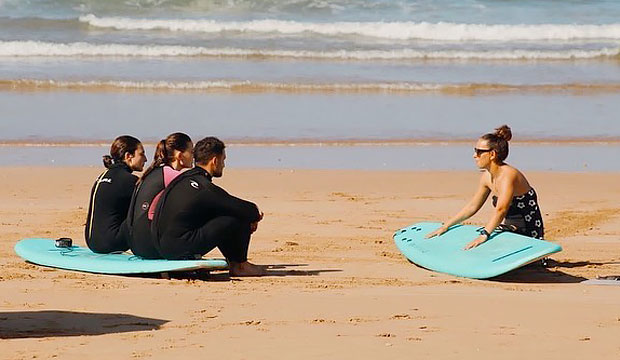 Maryam el Gardoum ha montado una escuela de surf