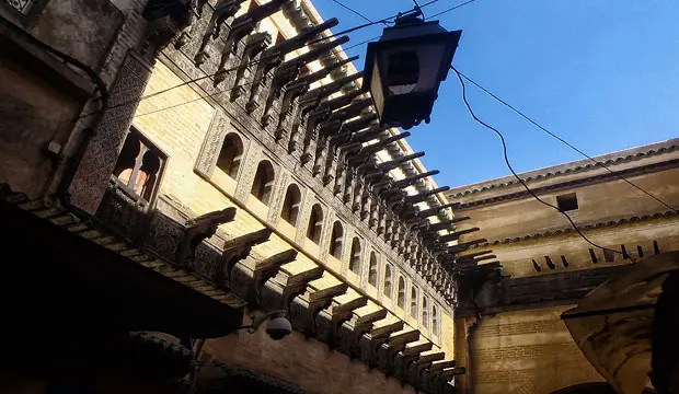 Frente a la Madraza de Fez se sitúa Dar al-Magana, una de las cosas que hacer en Fez (Marruecos) más originales