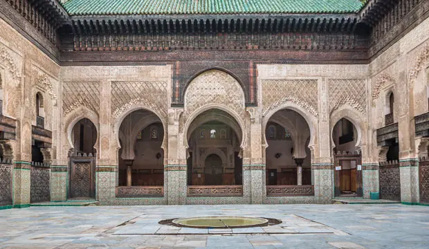 ¿Qué ver en fez en un día? Sin lugar a dudas, la Madraza de Bou Inania