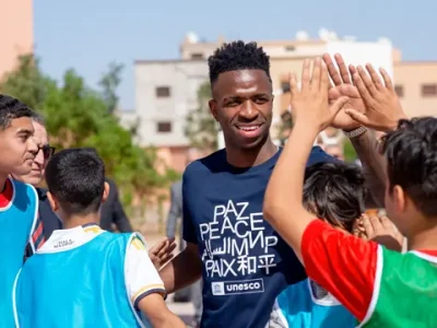 El jugador de fútbol Vinicius visita Marrakech con la UNESCO