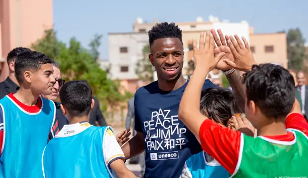 El jugador de fútbol Vinicius visita Marrakech con la UNESCO El jugador de fútbol Vinicius visita Marrakech con la UNESCO