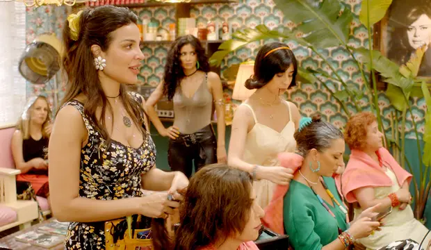 Salon Zahra es una serie marroquí que trata sobre la gerente de una peluquería que, en un entorno machista, prohíbe la entrada a hombres