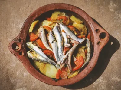 un plato para ocasion en la gastronomia marroquEs más habitual comer pescado en la costa marroquí