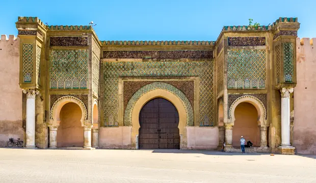 Bab el Mansour en Meknes Morocco es la puerta principal de Mequinez