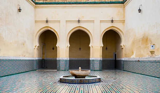 El Mausoleo de Moulay Ismail es una visita obligada cuando uno se pregunta que ver en Mequinez Marruecos