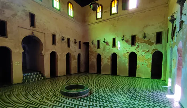 La Madraza de Bou Inania en Marruecos, Meknes es una antigua escuela coránica