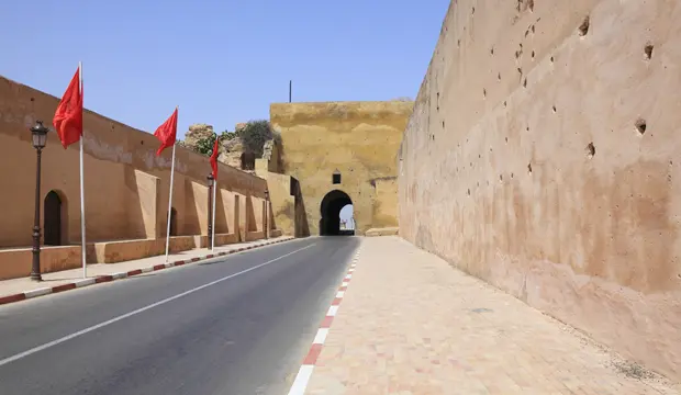 La medina de Meknes Marruecos está rodeada de 40 kilómetros de murallas