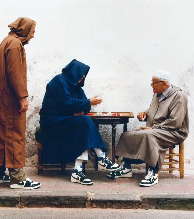 Las Jordan Air Ship zellige son blancas y negras, con tonos de azules y violetas