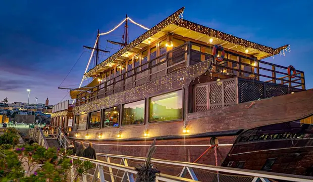 En la ciudad de Rabat también se puede comer a bordo de un antiguo dhow