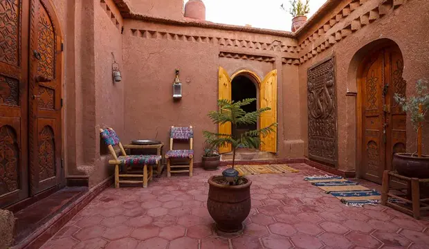 Kasbah Tebi en Aït Ben Haddou es un alojamiento perfecto para la desconexión digital