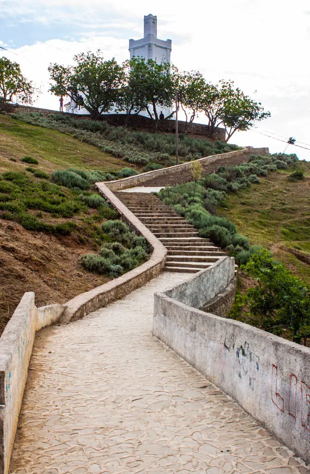 Para subir a la mezquita española de Chaouen, también conocida como Mezquita Bouzafar, hay un sendero de piedra que comienza desde la entrada oriental de La Medina