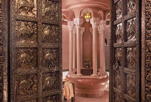 El spa del hotel La Sultana en Marrakech invita a desconectar en un ambiente que recuerda a los antiguos baños romanos