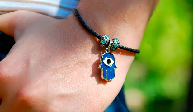 Hay quienes llevan la Mano de Fátima contra el mal de ojo o ayn en su muñeca o en la funda de su teléfono móvil