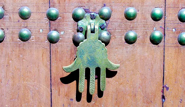 la khamsa contra el mal de ojo o ayn aparece en muchos hogares marroquíes colocada en la puerta de entradas