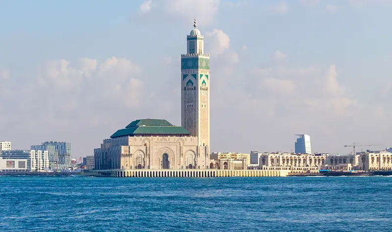 Mezquita Hassan II en Casablanca, icónico destino urbano de Marruecos