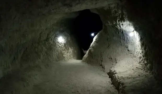 Interior de una khettara, túnel subterráneo que transporta agua mediante gravedad desde acuíferos hasta oasis