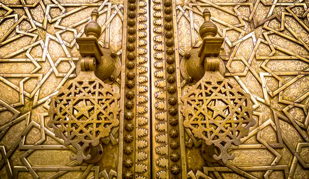 Detalle de las puertas doradas del Palacio Real de Fez (Dar al-Makhzen), decoradas con motivos geométricos de la arquitectura marroquí