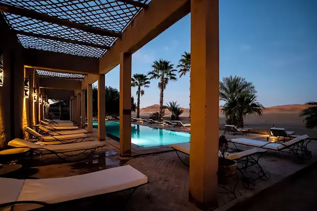 Merzouga cuenta con una amplia oferta de hoteles, muchos de ellos con piscina