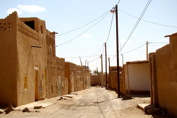 Típica calle del pueblo de Merzouga