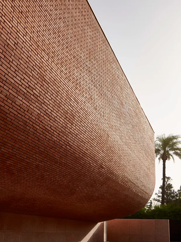 Fachada exterior del museo de Yves Saint Laurent en Marrakech, revestida con una trama de ladrillos que recuerda a un tejido