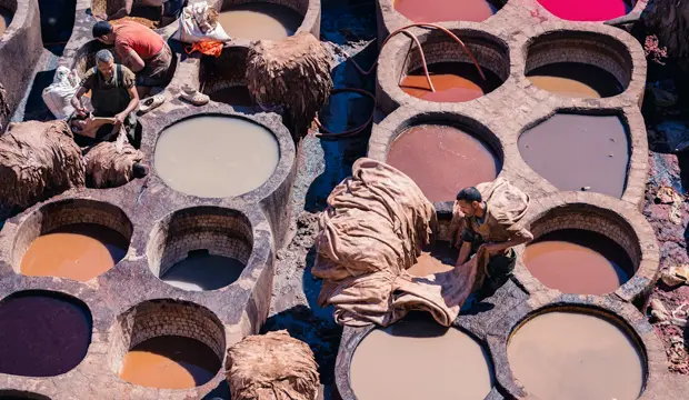 Las curtidurías de Chouara son, probablemente, las imágenes más icónicas de los zocos de Fez