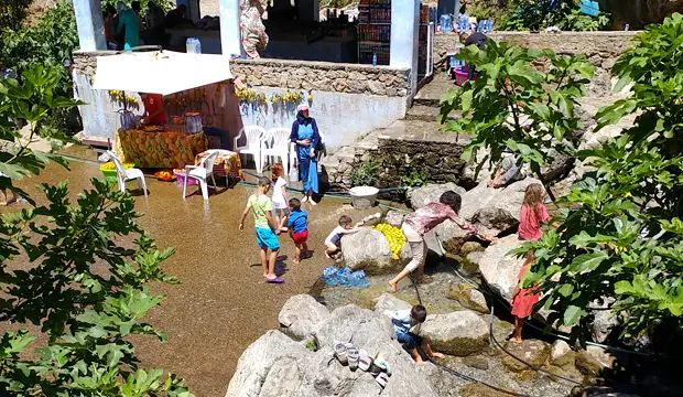 Niños jugando y refrescándose en las aguas de los lavaderos de Ras el Maa