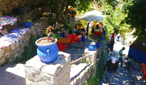 Terraza de un restaurante junto a las cascadas de Ras el Maa, en Chefchaouen